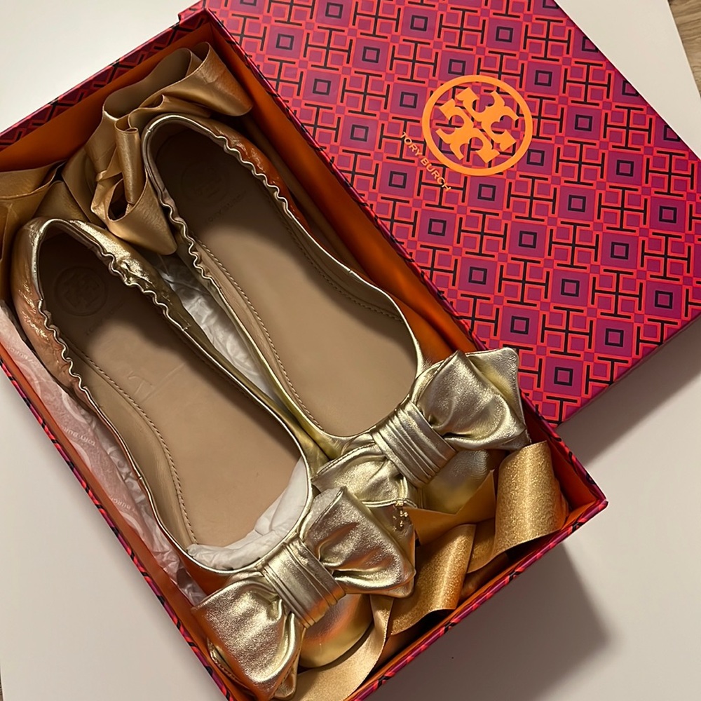 Tory Burch Spark Gold Divine Bow Driver Ballet/Light Grained Metallic Size 7.5